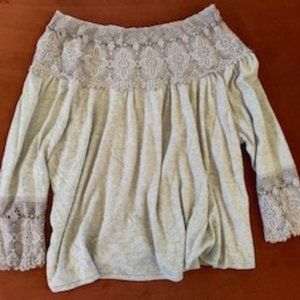 Sexy off-the-shoulder crochet neckline and sweater body by Muche Muchette